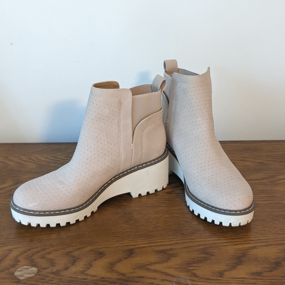 Dolce Vita Rielle wedge boot size 6.5 - Natural